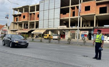 Përdorimi i telefonit gjatë ngasjes – policia në Prizren për një ditë shqipton 138 gjoba