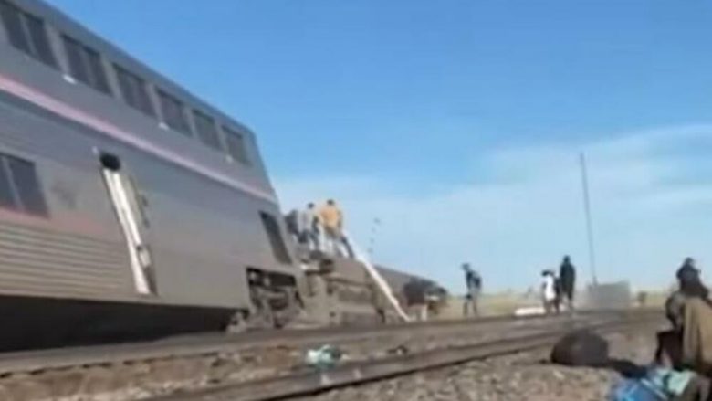 Treni del nga binarët, humbin jetën tre persona dhe dhjetëra tjerë lëndohen në SHBA