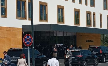 Kurti mbërrin në Tiranë, pritet të takohet me Merkel
