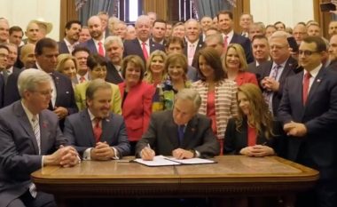 Pas miratimit të ligjit të ri në Teksas që ndalon abortin pas javës së gjashtë, guvernatori pyetet nëse gratë e përdhunuara duhet të lindin