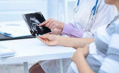 Misteret e lëngut amniotik: Çfarë ndodh kur ka tepricë ose mungesë të lëngut amniotik?