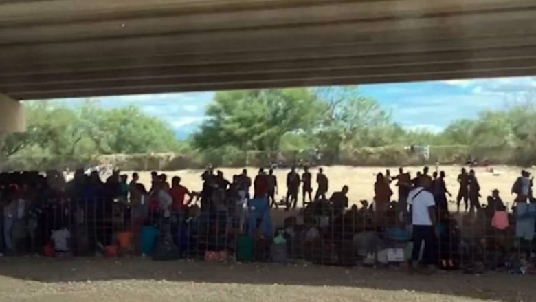 Problem i ri për Bidenin: Mijëra emigrantë nën një urë në Teksas