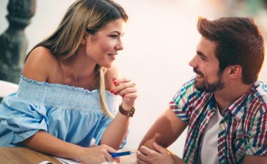 Gratë emocionohen nga burrat me një mënyrë të veçantë të të folurit! A e dini për çfarë bëhet fjalë?