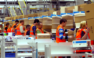 Probleme me fuqinë punëtore, Amazoni gjen mënyrën se si t’i mbajë në punë punonjësit në SHBA