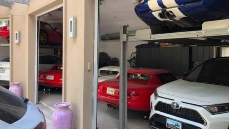 Garazhi ka hapësirë ​​për tre automjete, por ky person i ka futur shtatë të tilla