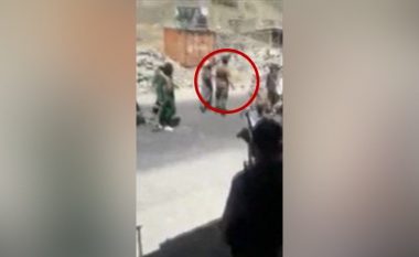 Të paktën 20 civilë thuhet se janë vrarë në Luginën Panjshir të Afganistanit – mediet raportojnë momentin kur vritet një person që dyshohet se nuk ishte nga ushtria