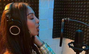 Pak pas lansimit të këngës së re, Ana Kabashi shfaqet nga një studio muzikore