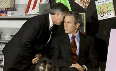 Kush është njeriu që e njoftoi për sulmet e 11 shtatorit presidentin Bush - si e përshkruan sot momentin e kumtimit të lajmit të kobshëm?