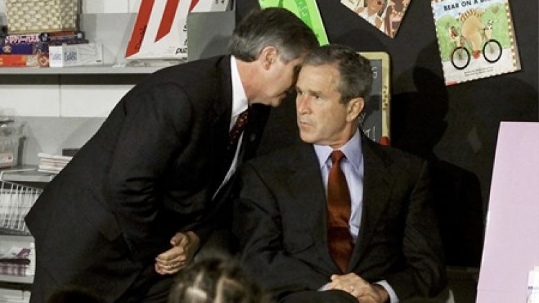 Kush është njeriu që e njoftoi për sulmet e 11 shtatorit presidentin Bush – si e përshkruan sot momentin e kumtimit të lajmit të kobshëm?