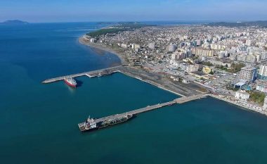 Moti i keq dhe deti me dallgë, Porti i Vlorës ndërpret lundrimet për dy ditë
