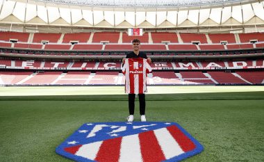 Antoine Griezmann prezantohet te Atletico Madrid, me pamje të re dhe numrin 8 në shpinë