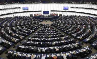 Eurodeputetët bëjnë thirrje që të ulen tensionet ndërmjet Kosovës e Serbisë dhe të vazhdohet dialogu