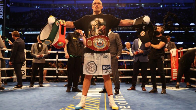 Fjalët e Usyk pas shpalljes kampion: Trajnerët më thanë të mos e nokautoja Joshuan, bëra detyrat e mija