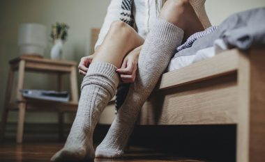 Mënyra se si i mbathni çorapet tregon nëse jeni të shëndetshëm: Shenjat që tregojnë një sëmundje të rëndë