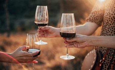Bontoni i pirjes së verës: A e dini se si duhet ta mbani gotën? Asnjëherë nuk do ta kishit menduar