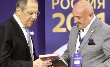 Rritet edhe më tej ndikimi rus në gazetarët serbë, Sergei Lavrov pranon ‘dhuratë’ nga ish-avokati i Karaxhiqit