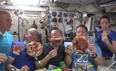 Astronautët shijojnë një ‘festë me pica lundruese’ në hapësirë