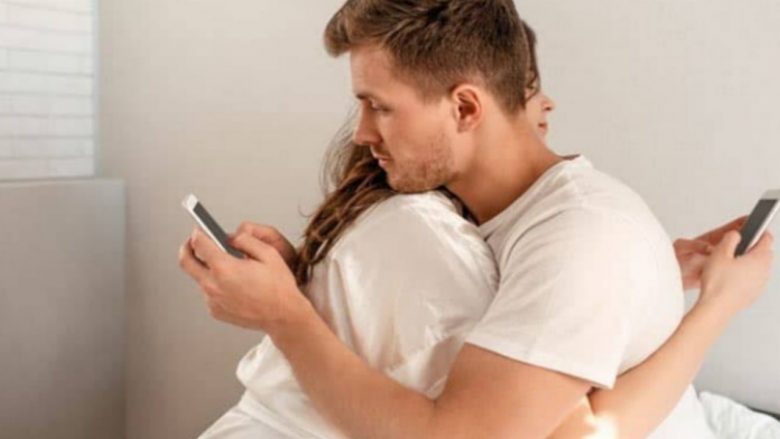 Si ndikon shkëmbimi i mesazheve seksuale në marrëdhënien tuaj?