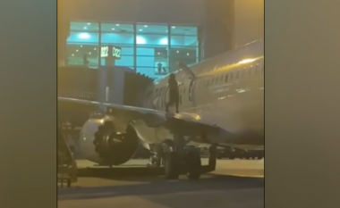 Pasagjeri amerikan hapi derën e urgjencës dhe u ngjit te krahu i avionit