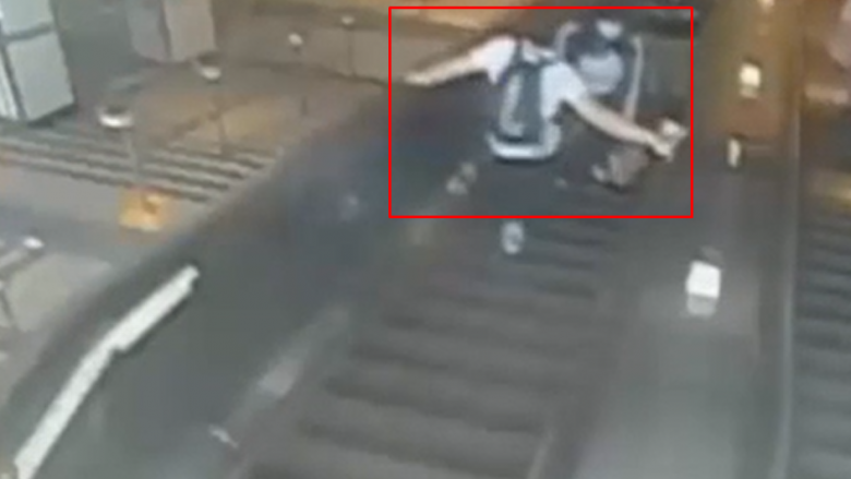 Burri në New York godet me shkelm një grua në shkallët lëvizëse, duke e bërë atë që të rrokullisej poshtë – pamjet kapin momentin dramatik