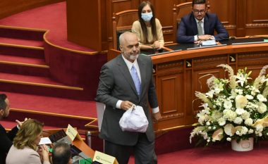 Demokratët grisën fletët e votimit, Edi Rama i mbledh dhe i fut në qese