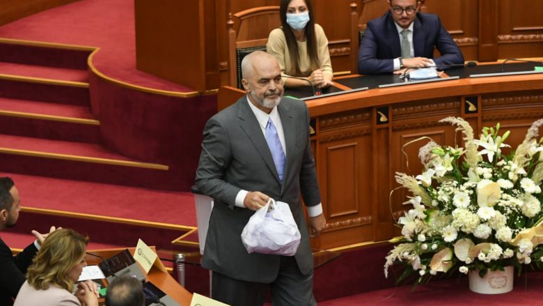 Demokratët grisën fletët e votimit, Edi Rama i mbledh dhe i fut në qese