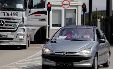 Stikera “SRB-KM” në targat e disa automjeteve në veri të Mitrovicës, flasin nga Prokuroria