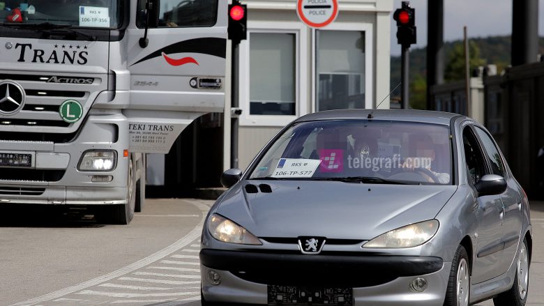 Stikera “SRB-KM” në targat e disa automjeteve në veri të Mitrovicës, flasin nga Prokuroria