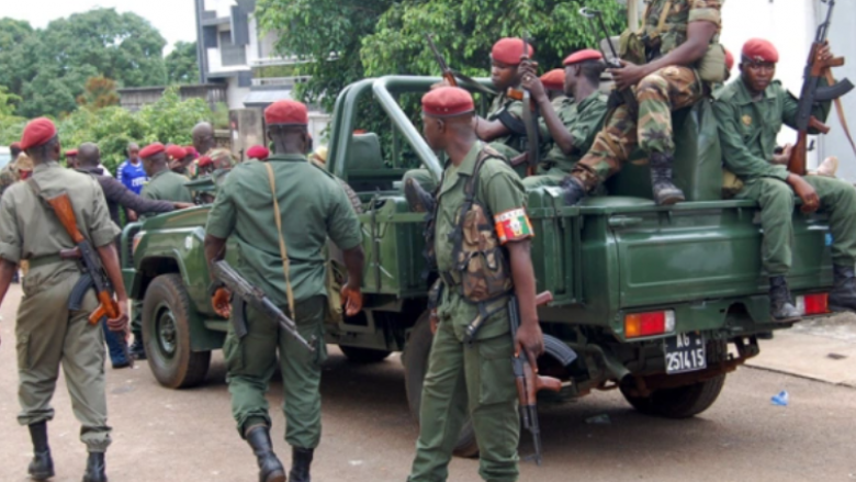 Të shtëna me armë, forca të mëdha të rendit shihen rrugëve të kryeqytetit të Guinesë, Conakry