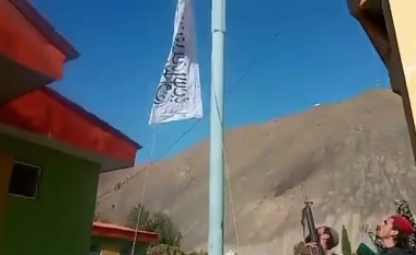 Talebanët publikojnë pamjet: Momenti kur ata thonë se ngrenë flamurin e tyre në Panjshir, ‘luginën e pamposhtur’ deri tani