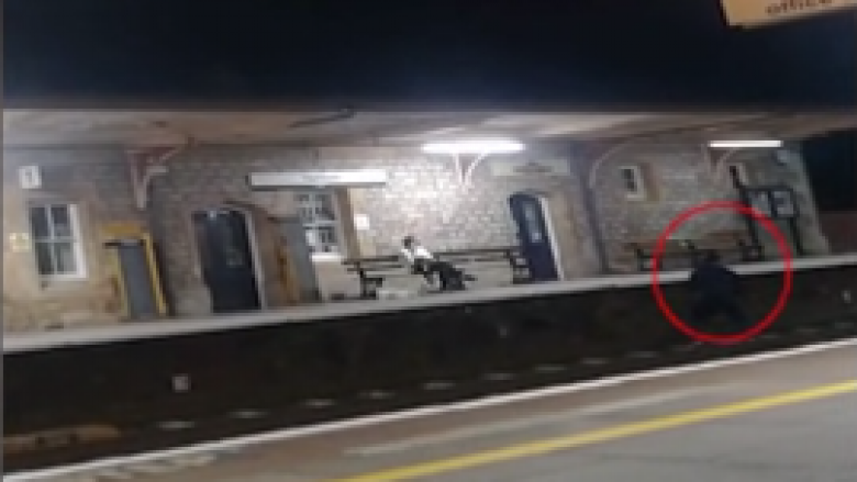 Momenti drithërues kur një ‘i dehur’ për pak nuk u godit nga treni – teksa po merrte një çantë nga binarët