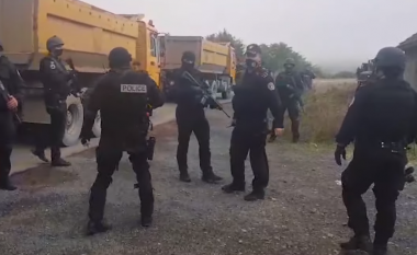 Reciprociteti me targa, serbët në veri bllokojnë pikën kufitare në Jarinje – policia e Kosovës u thotë që të shpërndahen