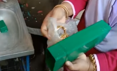 Gruaja në Malajzi arriti të gjejë bizhuteritë prej ari me vlerë 14 mijë euro, pasi i hodhi aksidentalisht në mbeturina