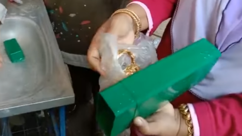 Gruaja në Malajzi arriti të gjejë bizhuteritë prej ari me vlerë 14 mijë euro, pasi i hodhi aksidentalisht në mbeturina