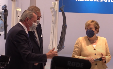 Kancelarja Merkel hap Panairin e Automjeteve në Mynih