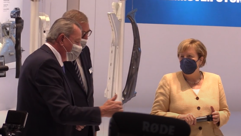 Kancelarja Merkel hap Panairin e Automjeteve në Mynih