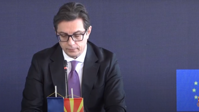 Pendarovski: Duhet të sigurojmë kushte më të mira për punë profesionale dhe të pavarur në media