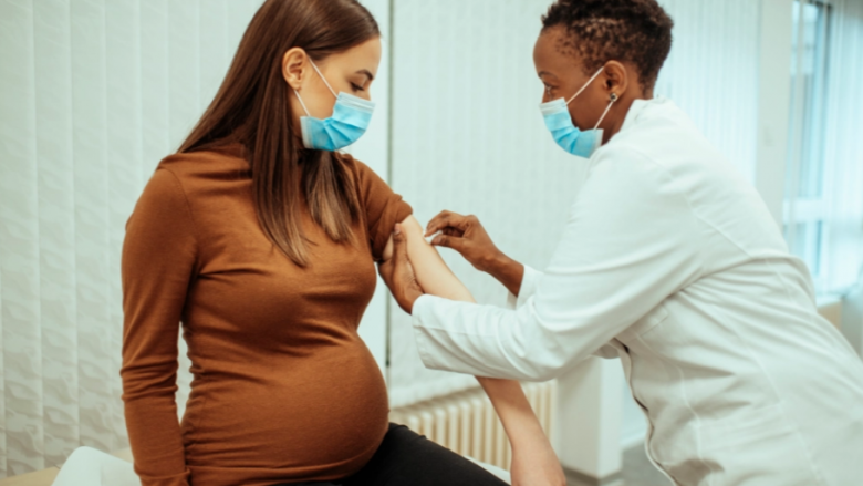 Studimi: Gratë shtatzëna të vaksinuar plotësisht i kalojnë antitrupat te foshnjat ndërsa janë në bark