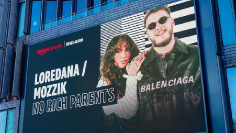 “No Rich Parents” i Mozzik dhe Loredanës shfaqet në një ‘billboard’ në Gjermani