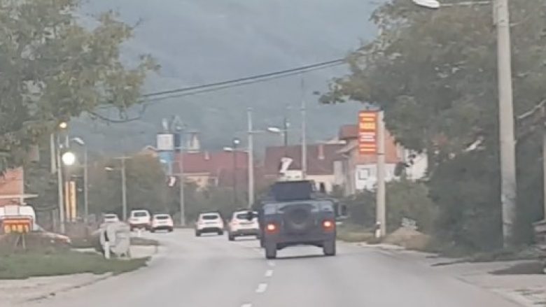 Policia e Kosovës kalon me automjete nëpër Zubin Potok, rrugës për në pikën kufitare në Bërnjak