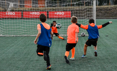 Kompania “Pro Transport” ndihmon një shkollë futbolli në Prishtinë