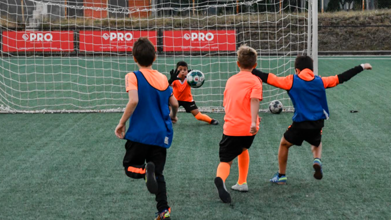 Kompania “Pro Transport” ndihmon një shkollë futbolli në Prishtinë