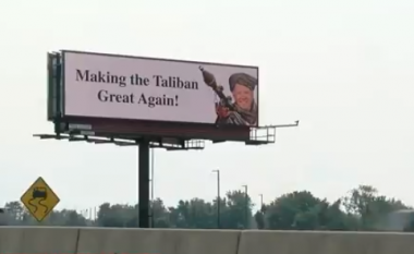 Bidenin e shfaqin me veshje talebane dhe sloganin “Making the Taliban Great Again” në bilbordat e Amerikës