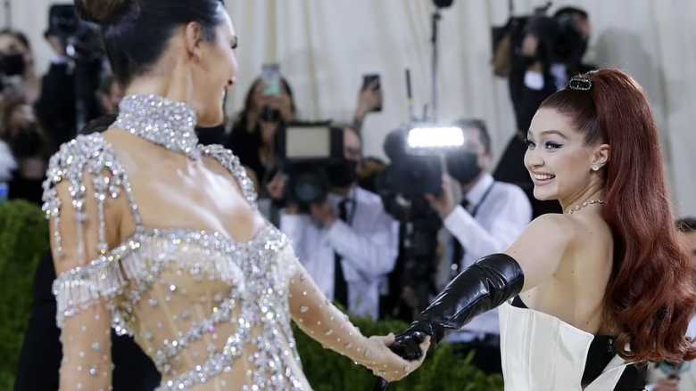 Mikesha prej 10-të vitesh, Gigi Hadid dhe Kendall Jenner mbajnë duart gjatë parakalimit në tapetin e kuq të Met Gala