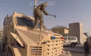 Ushtarët amerikanë shkatërruan autoblindat para largimit nga Kabuli – publikohen pamjet e rralla