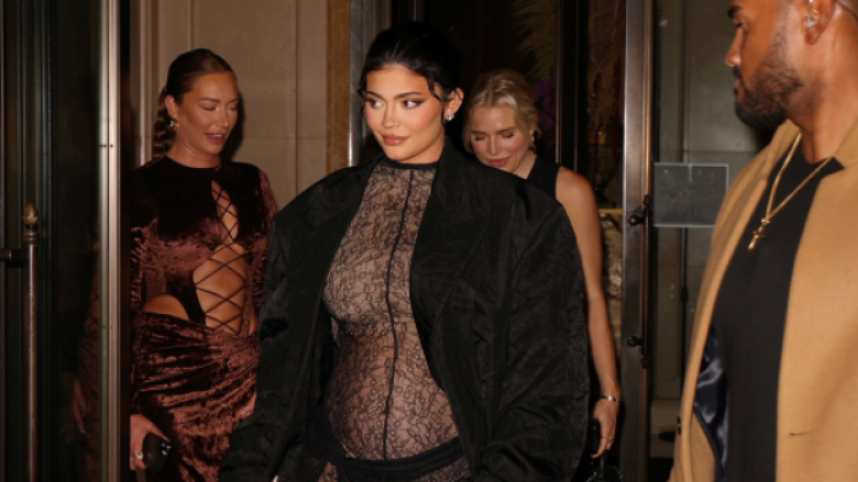 Kylie Jenner shfaq barkun e rrumbullakosur në një fustan të tejdukshëm gjatë Javës së Modës në New York