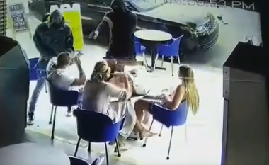 Grabitje në mes të ditës në një kafene në Los Angeles – kamerat e sigurisë regjistrojnë ngjarjen që ndodhi në një rrugë të frekuentuar