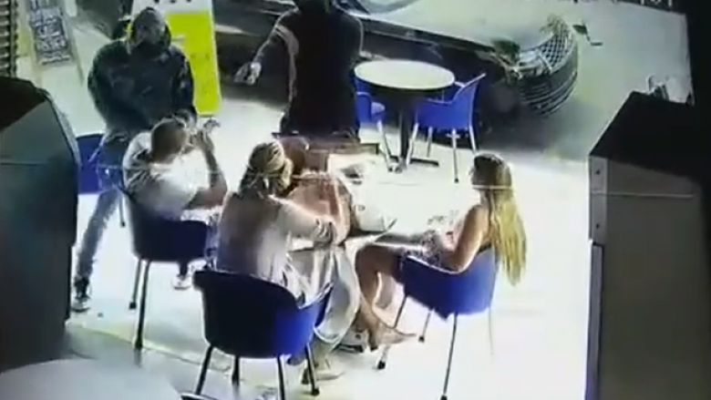 Grabitje në mes të ditës në një kafene në Los Angeles – kamerat e sigurisë regjistrojnë ngjarjen që ndodhi në një rrugë të frekuentuar