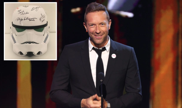 Chris Martin bleu helmetën që Forest Whitaker e përdori në filmin “Star Wars” dhe e dhuroi atë për bamirësi