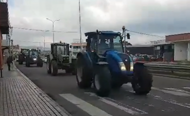 Bujqit me traktorë nisen drejt Ministrisë së Bujqësisë, protestojnë për shkak të pakënaqësive rreth subvencioneve